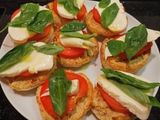 Rezeptbild von Selbstgebackene Brötchen mit Tomaten und Mozzarella